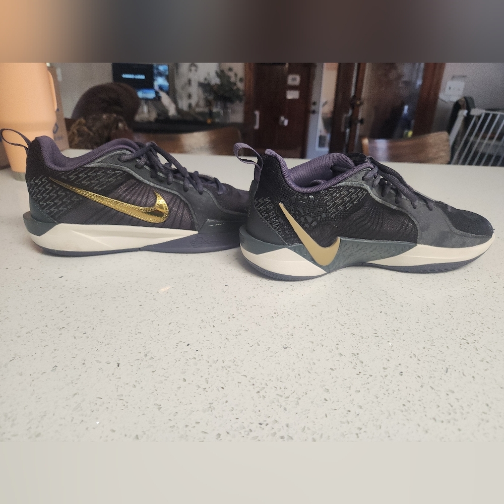 Nike Sabrina 2 Boy Sneaker Size 6.5